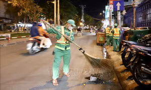 Ngày Tết 'bám đường' của những người làm sạch, đẹp phố phường
