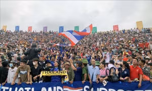 Sân vận động Thiên Trường quá tải, hàng nghìn cổ động viên không thể vào xem trận bán kết