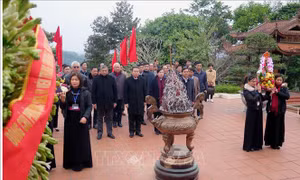 Dâng hương tưởng niệm Chủ tịch Hồ Chí Minh tại ATK Định Hóa