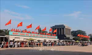 Hàng vạn người vào Lăng viếng Chủ tịch Hồ Chí Minh 