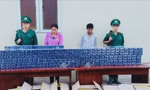 Bắt 2 vợ chồng vận chuyển gần 4.500 bao thuốc lá lậu qua biên giới