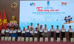 Trao học bổng, khích lệ tinh thần vượt khó của học sinh nghèo
