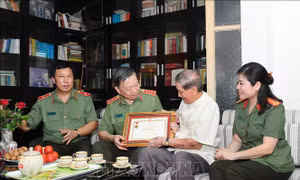 Trao Kỷ niệm chương 'Bảo vệ an ninh Tổ quốc' tặng NSND Trọng Bằng và nhạc sỹ Phạm Tuyên