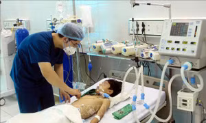 Khuyến cáo người dân theo dõi sức khỏe của trẻ em sau khi mắc COVID-19