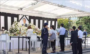 Đông đảo người dân Nhật Bản tới viếng cố Thủ tướng Abe Shinzo 
