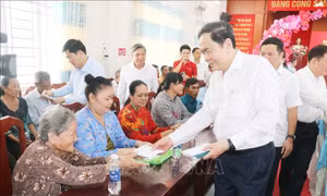 Chủ tịch Quốc hội Trần Thanh Mẫn chúc Tết gia đình chính sách ở Cần Thơ