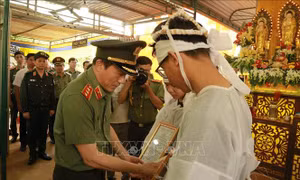 Vụ dùng súng tấn công tại Đắk Lắk: Đoàn công tác Bộ Công an thăm hỏi gia đình các nạn nhân