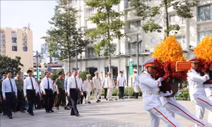 Tổng Bí thư, Chủ tịch nước Tô Lâm dâng hoa trước tượng đài Bác Hồ tại TP Hồ Chí Minh