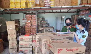 Phát hiện kho chứa số lượng lớn bánh kẹo không có tem nhãn và hết hạn sử dụng