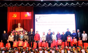 Đại tướng Lương Tam Quang thăm, tặng quà cho người dân có hoàn cảnh khó khăn