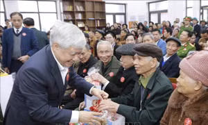 Phó Chủ tịch Thường trực Quốc hội Đỗ Văn Chiến tặng quà Tết cho đồng bào khó khăn ở tỉnh Phú Thọ