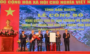 Phó Chủ tịch Quốc hội dự lễ công bố thành lập thành phố Ngã Bảy, tỉnh Hậu Giang