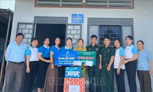 Bàn giao 'Mái ấm tình thương' và hỗ trợ sinh kế cho hội viên phụ nữ nghèo