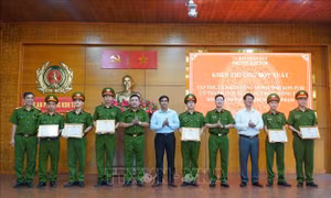 Khen thưởng đột xuất thành tích triệt phá băng nhóm cắt trộm dây cáp điện
