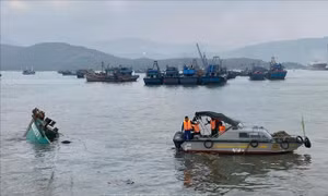 Tàu cá bị chìm trên biển Hòn La, 4 ngư dân thoát nạn