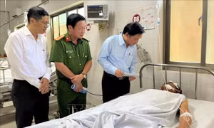 Thăm hỏi, hỗ trợ gia đình các nạn nhân vụ tai nạn nghiêm trọng ở Phú Yên