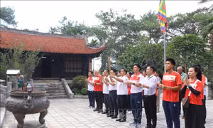 Đội tuyển điền kinh Việt Nam dâng hương tưởng niệm các Vua Hùng