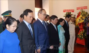 Lãnh đạo TP Hồ Chí Minh dâng hương tưởng niệm Bác Hồ tại Bến Nhà Rồng