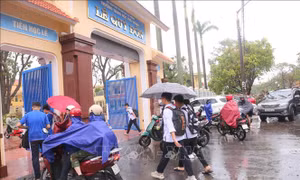 Học sinh Hải Phòng đi học trở lại sau bão