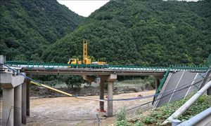 Tìm thấy thêm nhiều thi thể nạn nhân vụ sập cầu tại Trung Quốc