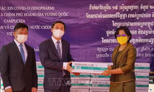 Chính phủ Campuchia bàn giao 200.000 liều vaccine ngừa COVID-19 tặng Việt Nam