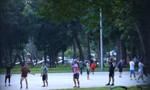 Một số người dân Hà Nội không tuân thủ '5K' tại nơi công cộng