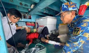 Quân y Nhà giàn cấp cứu ngư dân bị nạn trên biển