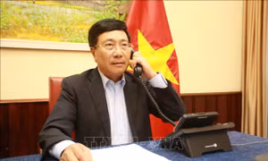 Phó Thủ tướng, Bộ trưởng Ngoại giao Phạm Bình Minh điện đàm với Bộ trưởng Ngoại giao Cộng hòa Angola 
