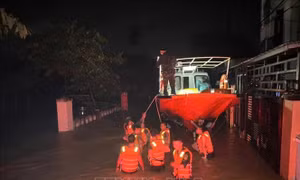 Lực lượng vũ trang Đà Nẵng xuyên đêm vượt lũ hỗ trợ nhân dân vùng ngập sâu