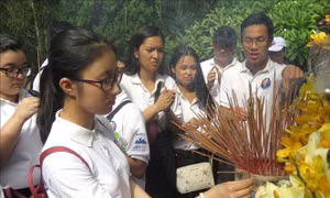 Thanh thiếu niên kiều bào dâng hương tại mộ cụ Huỳnh Thúc Kháng, Khu lưu niệm Phạm Văn Đồng