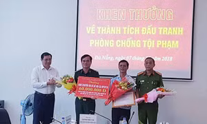 Tặng thưởng 60 triệu đồng cho lực lượng bắt giữ vụ buôn lậu hơn 8 tấn ngà voi, vảy tê tê