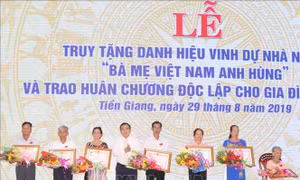 Truy tặng danh hiệu 'Bà mẹ Việt Nam Anh hùng' và trao tặng Huân chương Độc lập cho gia đình liệt sỹ