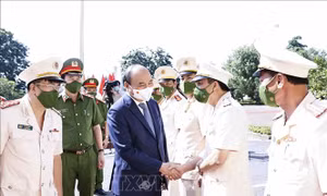 Chủ tịch nước Nguyễn Xuân Phúc kiểm tra công tác đặc xá tại Bắc Giang