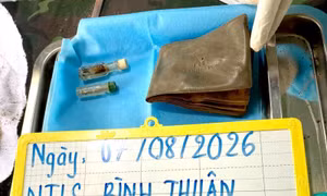 Phát hiện một số di vật trong mộ liệt sĩ tại Nghĩa trang Bình Thuận