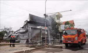 Hỏa hoạn thiêu rụi nhà xưởng, hai bà cháu kịp thoát ra ngoài