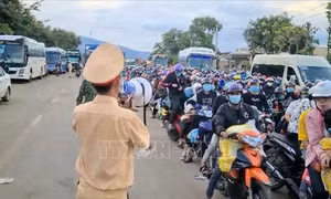 Nguy cơ lây lan dịch khi người dân tự phát về quê ồ ạt