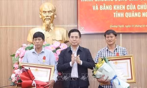Trao Huân chương Dũng cảm của Chủ tịch nước cho 2 công dân Lý Sơn