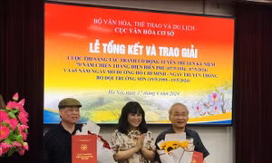 Trao giải thưởng sáng tác tranh cổ động về Điện Biên Phủ và Bộ đội Trường Sơn