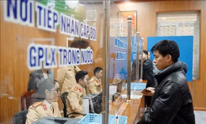 Tham gia giao thông như thế nào khi đang chờ cấp, đổi giấy phép lái xe?