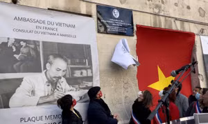 Gắn biển tưởng niệm Chủ tịch Hồ Chí Minh tại Marseille