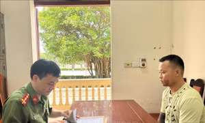 Bắt tạm giam 5 đối tượng bảo kê tiếp viên tại các quán karaoke ở khu vực biển Hải Tiến