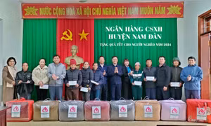 Ngân hàng Chính sách xã hội huyện Nam Đàn tặng quà Tết cho người nghèo