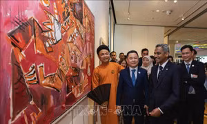 Trưng bày tranh của họa sĩ Việt Nam tại triển lãm nghệ thuật kết nối ASEAN