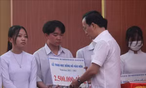 Trao học bổng tiếp sức học sinh, sinh viên nghèo hiếu học