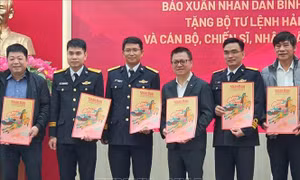 Mang báo Tết ra Trường Sa: Mạch nguồn yêu thương nơi biển đảo