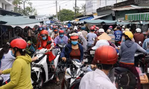 Người dân Rạch Giá đổ xô mua hàng hóa dự trữ trước giờ giãn cách xã hội