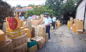 Phát hiện kho hàng hơn 25.700 sản phẩm nghi giả mạo nhãn hiệu, không rõ nguồn gốc