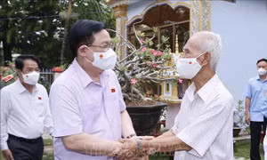 Chủ tịch Quốc hội thăm gia đình đồng chí Lâm Phú và Mẹ Việt Nam Anh hùng Nguyễn Thị Vàng
