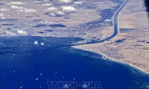 Doanh thu từ kênh đào Suez giảm mạnh do các cuộc tấn công của Houthi ở Biển Đỏ