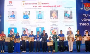 Trao giải thưởng Ngô Mây cho 10 gương mặt trẻ tiêu biểu vùng 'đất võ, trời văn'